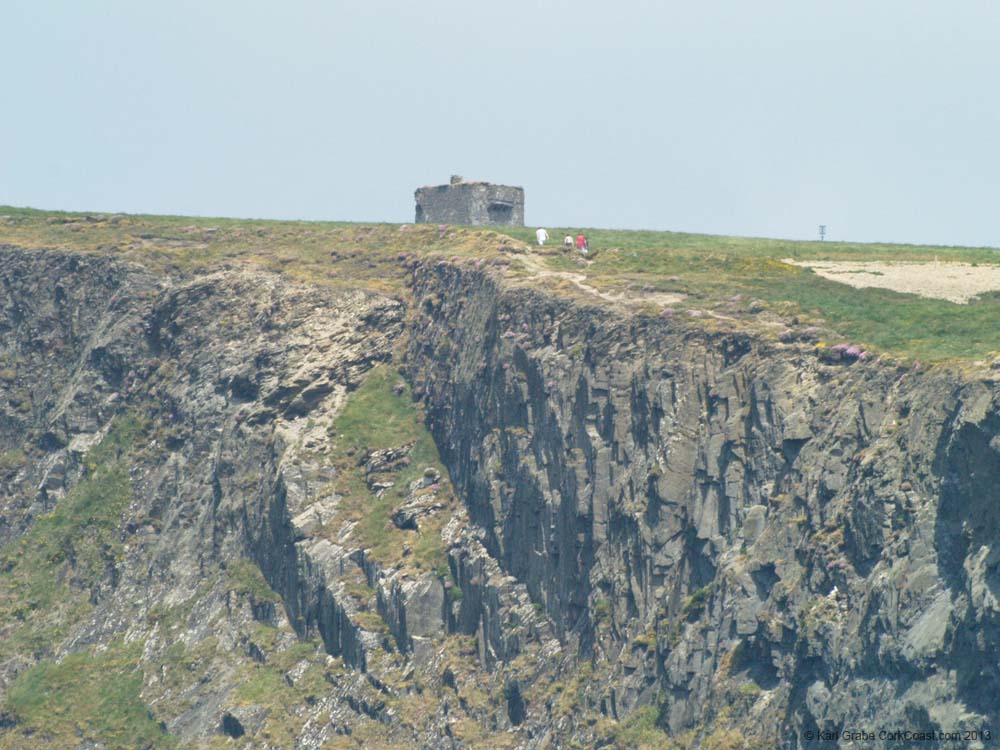 KG091828 signal tower people